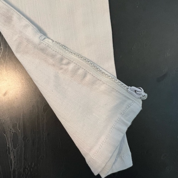 White jeans with beaded detail. Zippers at bottom cuffs. Size 6. - Picture 5 of 7